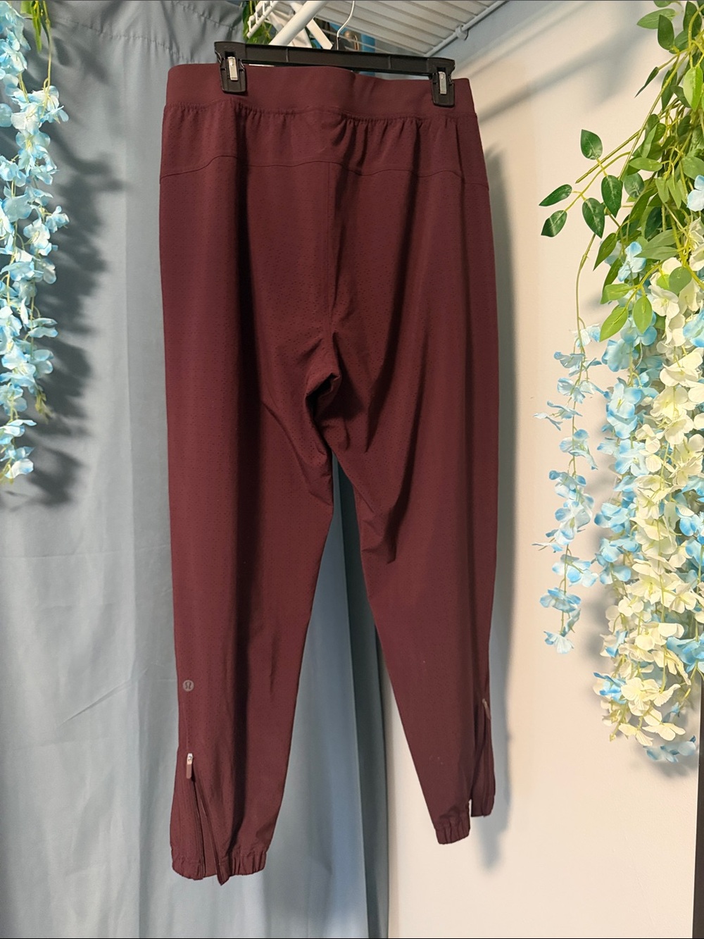 lululemon athletica Women's Burgundy Track Joggers 10 NWOT - Picture 3 of 5